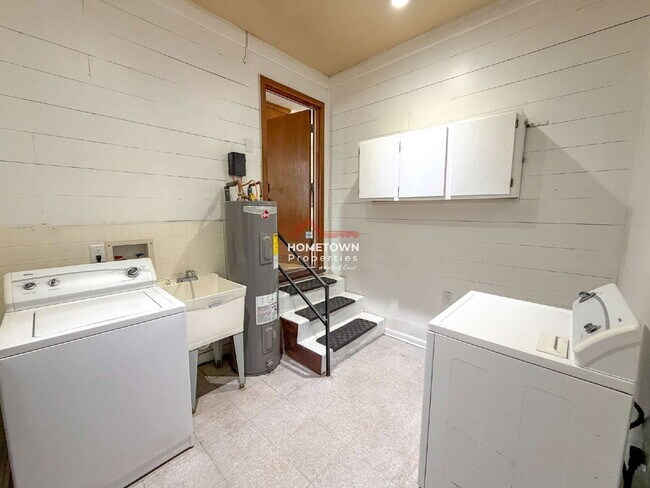 Building Photo - 7 N 77th Ave