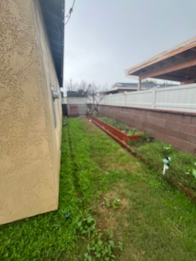 Building Photo - 212 N Aladdin Dr