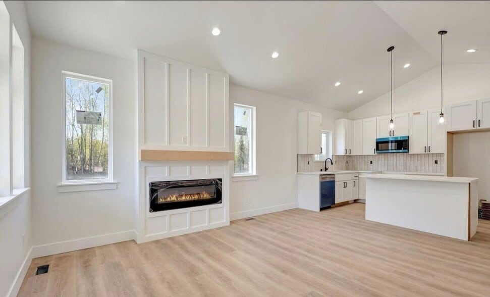 Building Photo - 2631 N Prospect Dr