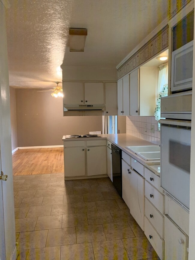 Building Photo - 3 Bedroom, 2 Bath Ranch Home with 1 Car At...