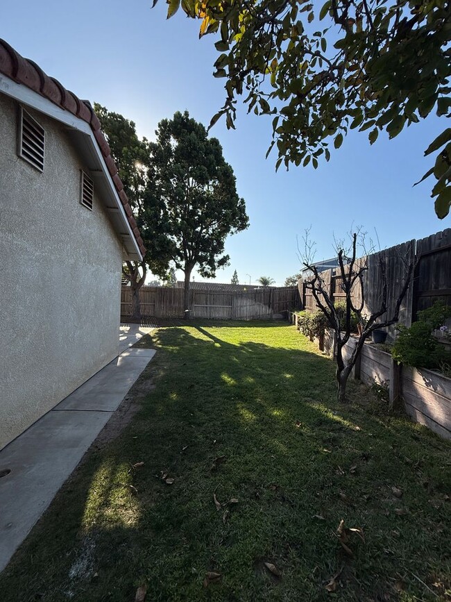 Building Photo - Rolling Hills Single Story Home Includes A...