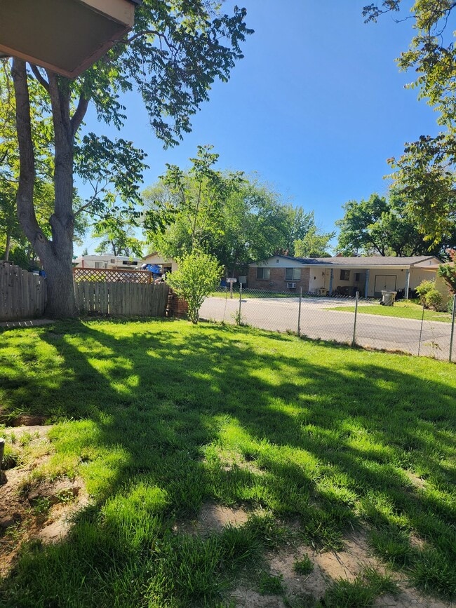 Building Photo - 2-Bedroom Duplex with Hardwood Floors and ...