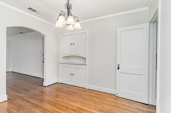 Building Photo - 5930 La Vista Dr