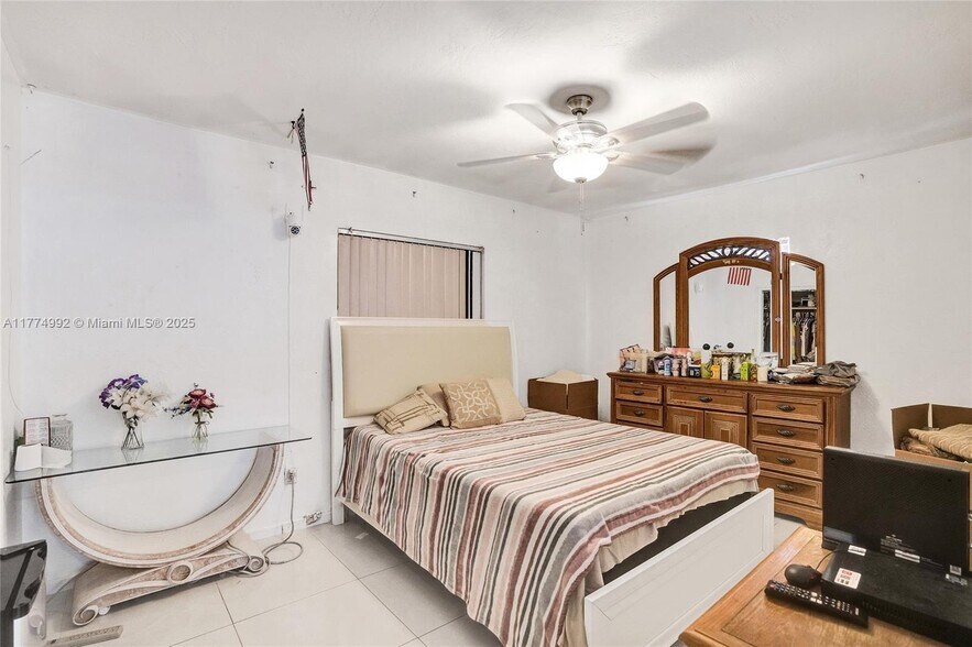 Building Photo - 450 NE 158th St