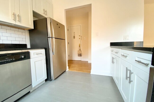 Building Photo - 105 Pinehurst Ave