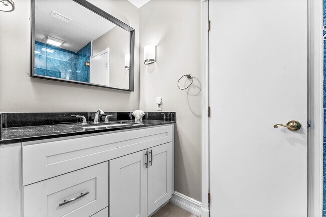 Building Photo - 1166 Hillsboro Mile