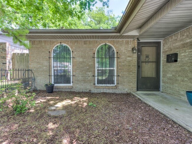 Building Photo - 616 Whispering Oak Rd