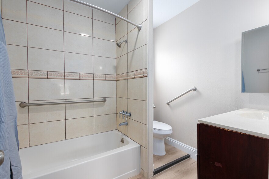 Shower and tub - 7610 Lansing Dr