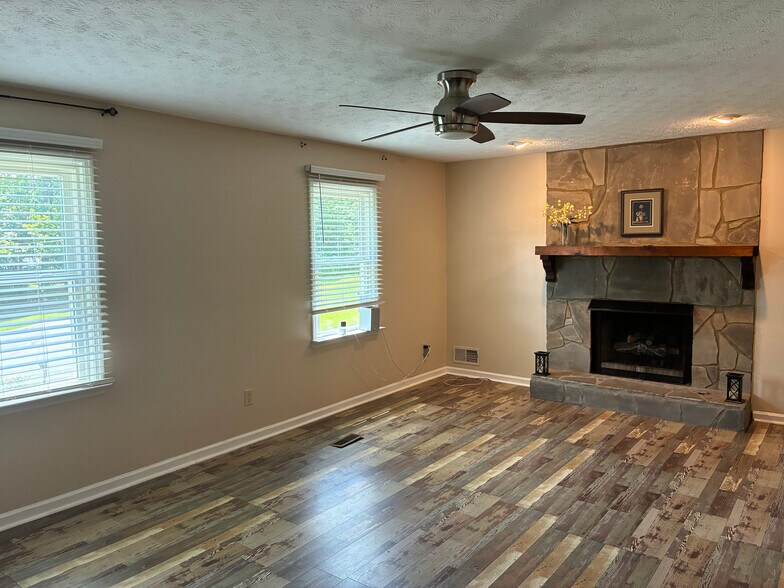 Building Photo - Room in House on Karl Ct
