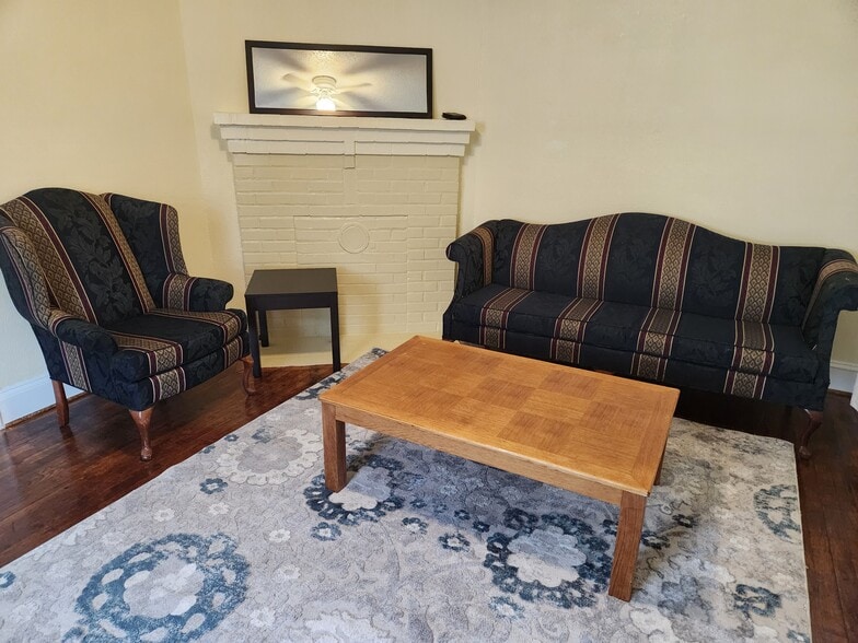 front room Unit A - 705 W Markham Ave