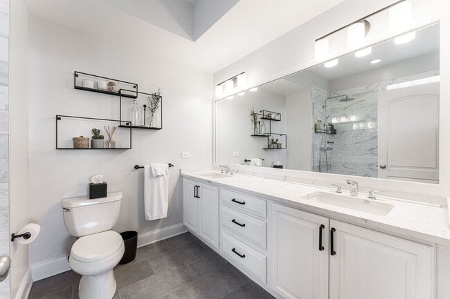 Building Photo - 726 W Addison St