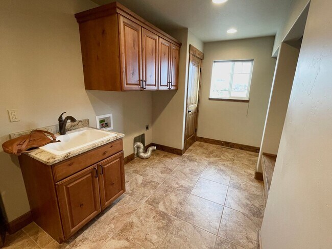 Building Photo - High-end home with 3 car garage and panoramic views of Big Mountain!