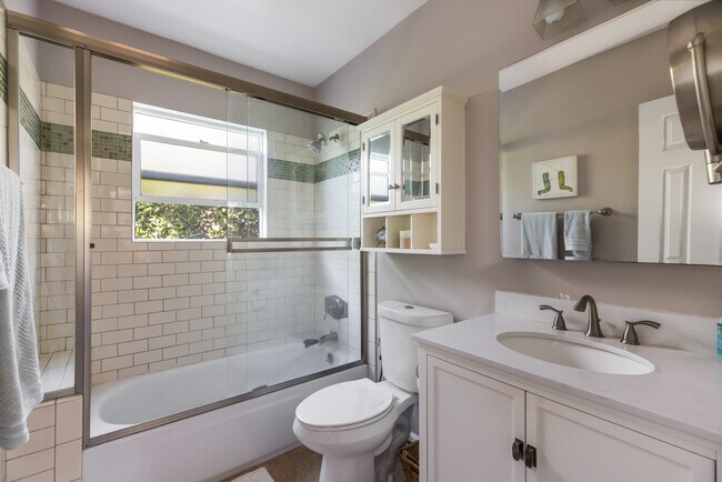 Building Photo - 842 12th St