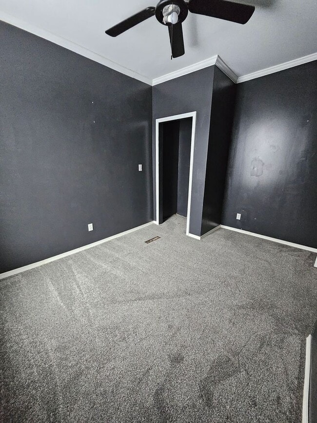 Building Photo - Lower 3 bedroom east side