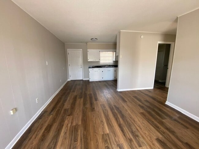 Building Photo - One bedroom one bath room apartment
