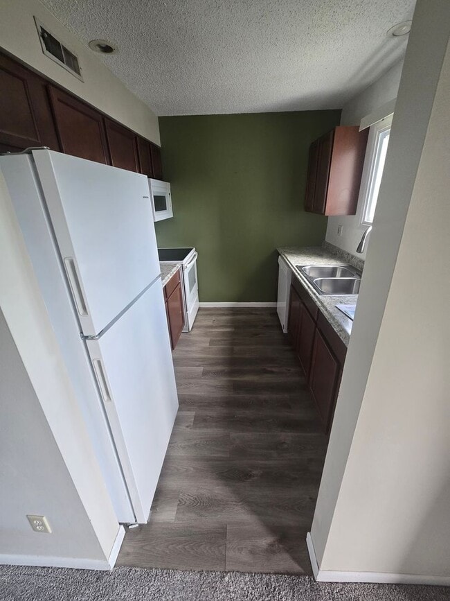 Building Photo - Gorgeous 2 Bedroom