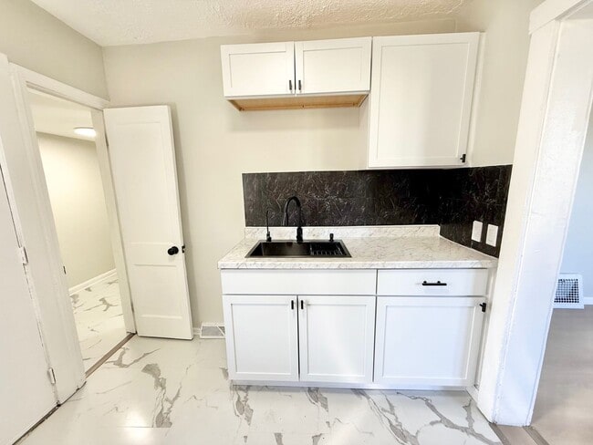 Building Photo - 924 Spring Ave NE