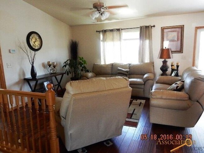 Building Photo - SPACIOUS | 3 BEDROOM | TOWNHOME | LOCATED ...