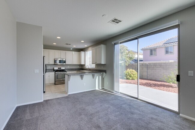 Building Photo - 3 bedroom + Den! Ready for immediate move ...