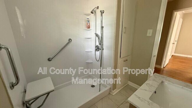 Building Photo - 2720 Martha Dr