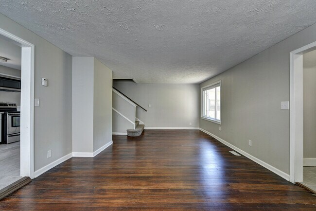 Building Photo - E 337