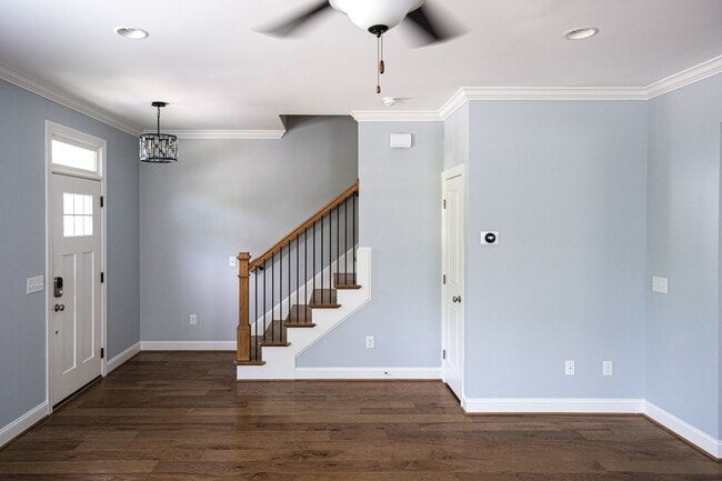 Building Photo - 3 Bedroom, 2.5 Bath in Prime Location! Law...