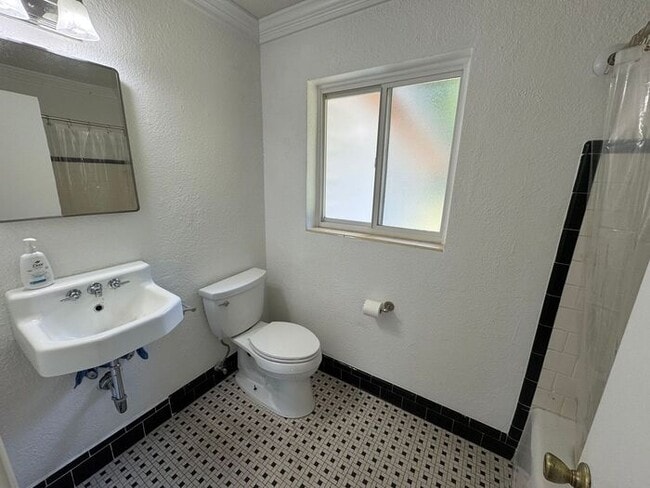 Building Photo - Pensacola - 2 bedroom, 2 bathroom w/ sunro...