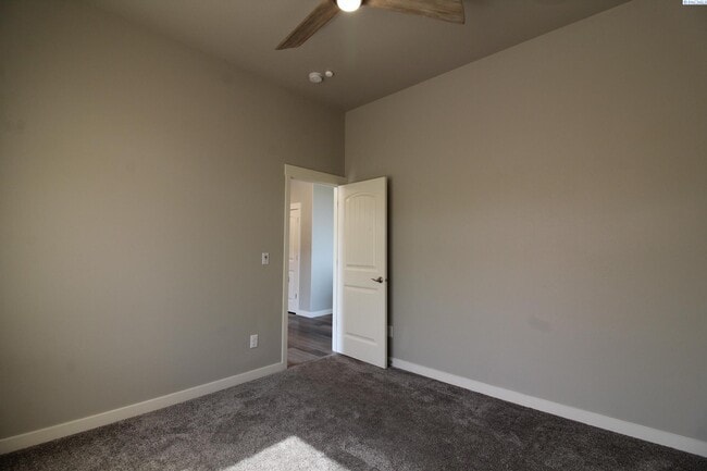 Building Photo - 4 Bed/2.5 Bath + an Office Home in Richland
