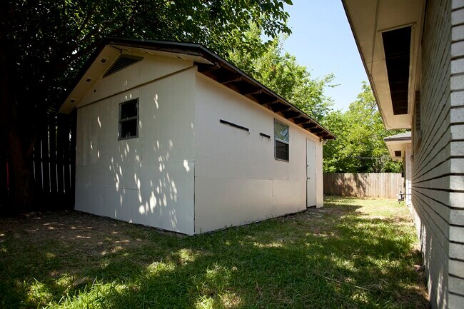 Building Photo - 938 Shawnee St