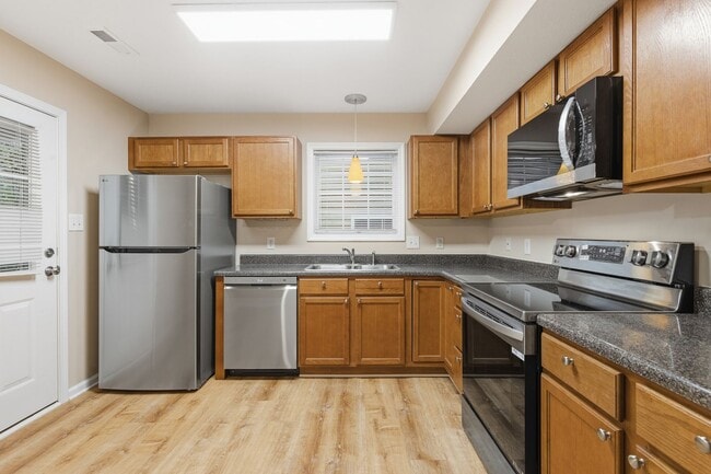 Building Photo - Knoxville 37912 - 2 bedroom 1.5 bath condo - call Jean Chung 865-386-1022