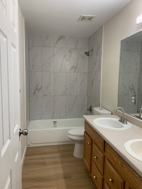 Building Photo - 9985 Strathfield Ln
