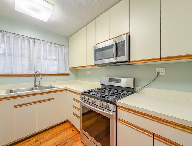Building Photo - 2605 Lotus Dr