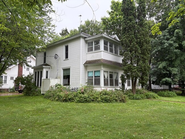 Building Photo - 1104 7th St E