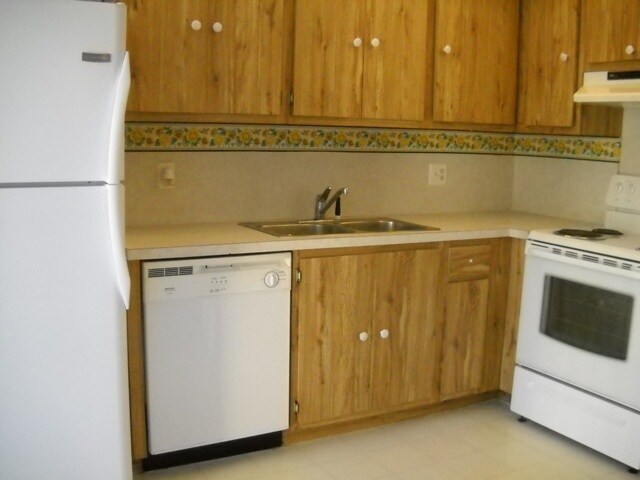 Building Photo - Parkwoods 5576-4
