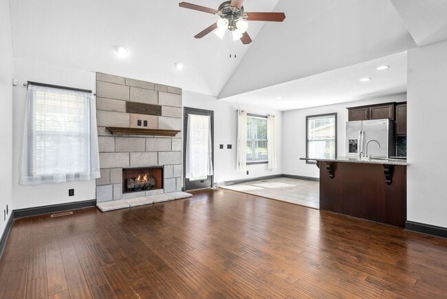 Building Photo - Pet Friendly Three Bedroom with Bonus in R...