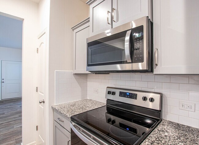 Building Photo - BEAUTIFUL 2 Bedroom Townhome in MIDLAND - AVAILABLE NOW