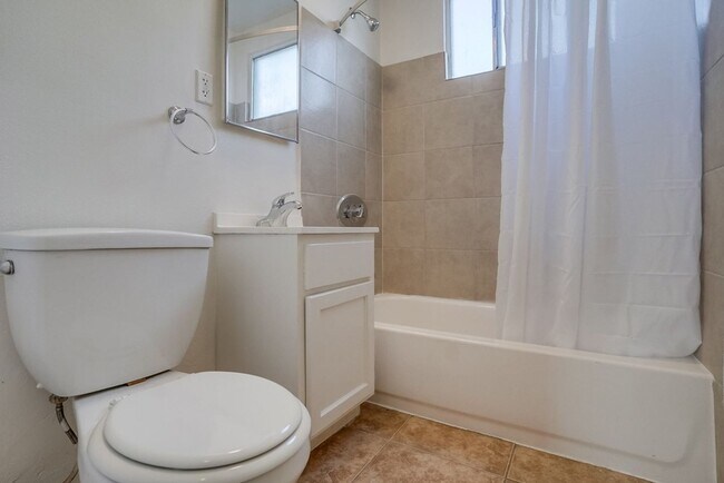 Building Photo - 2425 S Ridgeley Dr