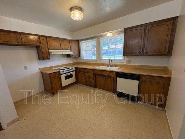Building Photo - 3924 W Hillsdale Ct