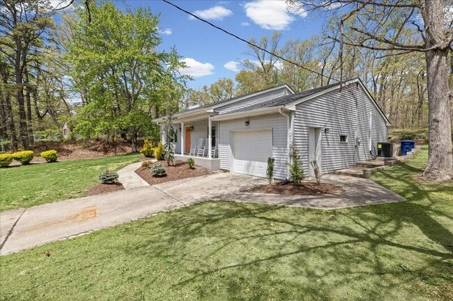Building Photo - 2901 N Lakeshore Dr