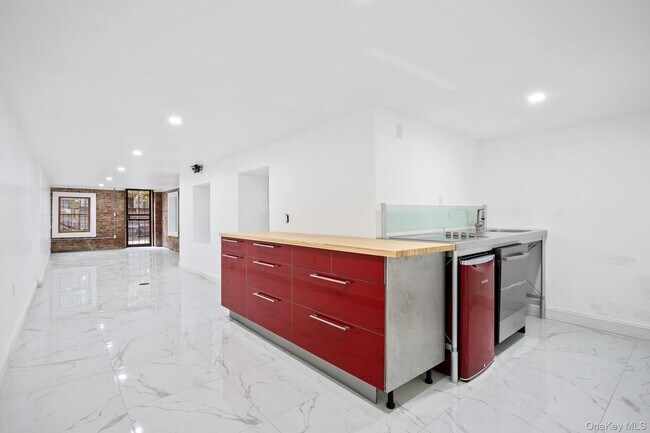 Building Photo - 453 W 140th St