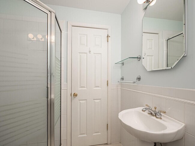 Building Photo - 6625 W Shore Dr