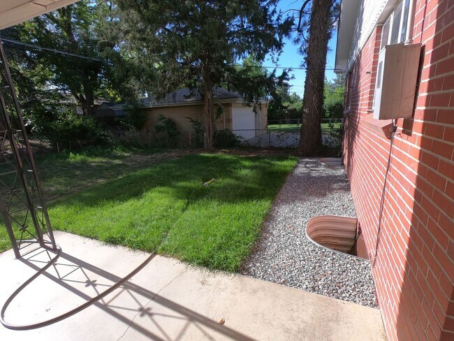 Building Photo - Beautifully remodeled 3 bed 2.5 bath house in Broomfield