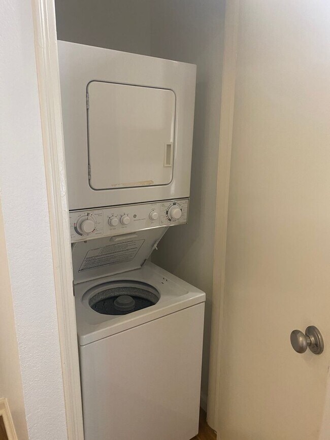Building Photo - Marina Pointe One Bedroom Unit