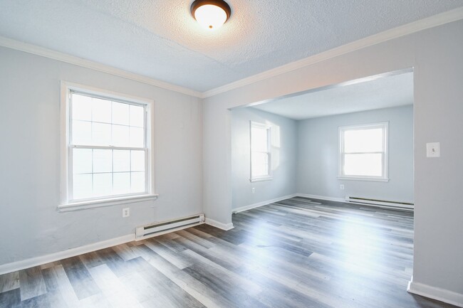 Building Photo - Spacious Duplex!