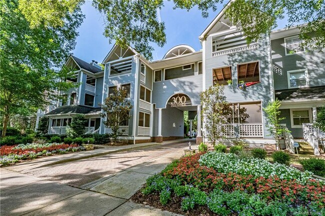 Beautiful Entrance - 300 E Park Ave