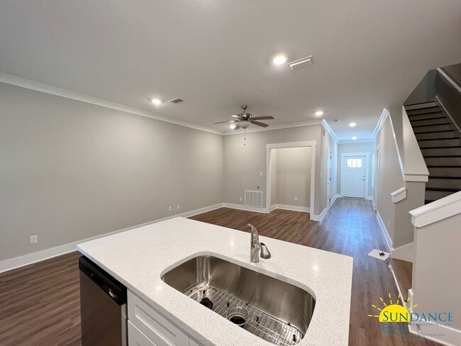 Building Photo - Beautiful 3 Bedroom 2.5 Bathroom Townhome with Garage!