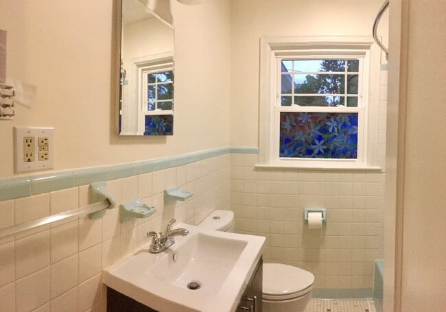 Building Photo - Wonderful Kenilworth location! Lovely landscaping and beautiful hardwood flooring!