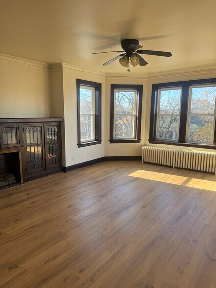 Spacious living room - 6609 S California Ave