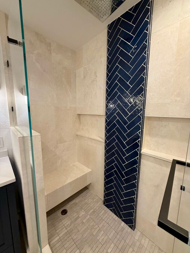 Building Photo - Corner Unit With Views