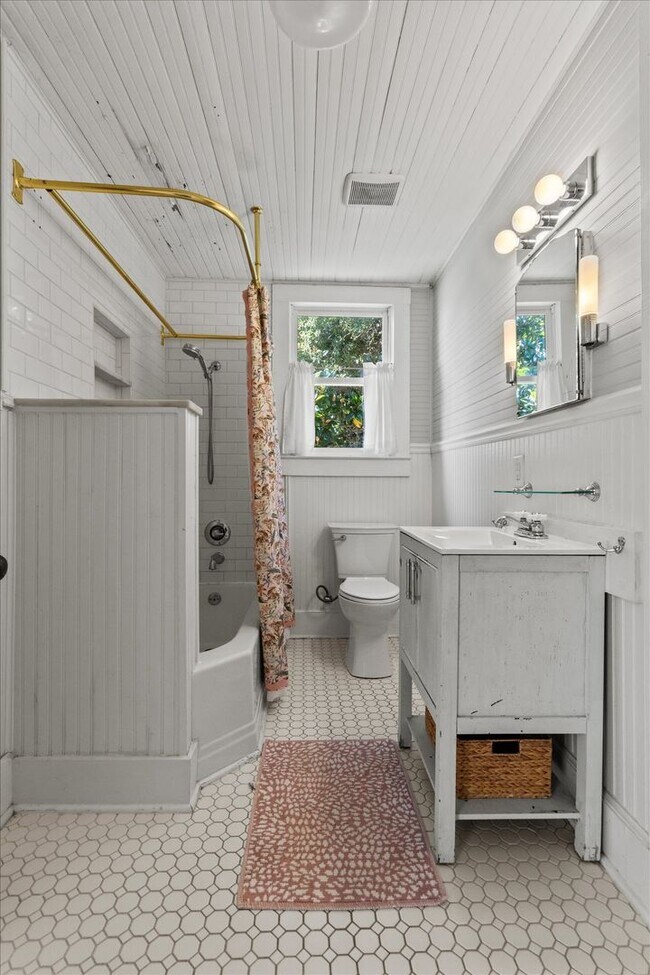 Building Photo - Country Classic with Modern Convenience!